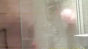 Похотливая сучка _shower_spy_cam моется в душе