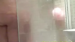 Похотливая сучка _shower_spy_cam моется в душе