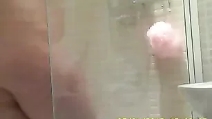 Похотливая сучка _shower_spy_cam моется в душе