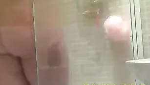 Похотливая сучка _shower_spy_cam моется в душе