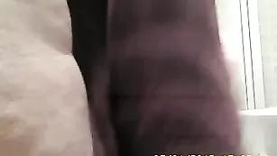 Похотливая сучка _shower_spy_cam моется в душе