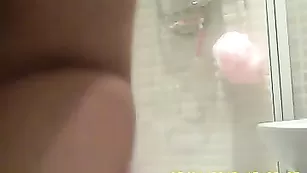 Похотливая сучка _shower_spy_cam моется в душе