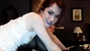 Строптивая куколка Evelynclaire дрочит подруге фаллосом