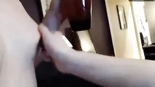 Строптивая куколка Evelynclaire дрочит подруге фаллосом