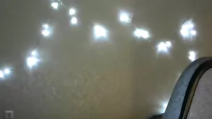 Крошка с тату QuinaQuen демонстрирует обнаженное тело