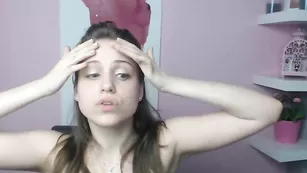 Сексуальная девка Sarahv21 ласкает натуральные сиськи