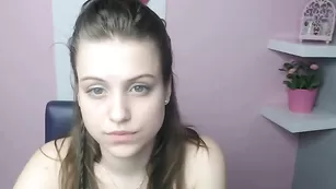 Сексуальная девка Sarahv21 ласкает натуральные сиськи