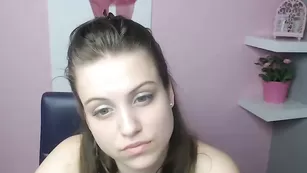 Сексуальная девка Sarahv21 ласкает натуральные сиськи