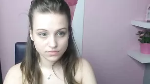 Сексуальная девка Sarahv21 ласкает натуральные сиськи