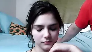 Молодая сучка Creameecouple трахает обе дырочки