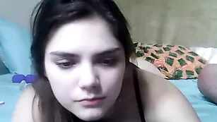 Молодая сучка Creameecouple трахает обе дырочки