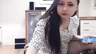 Молодая шлюха 2tiffani показывает свои прелести