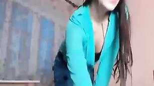 Молодая брюнетка XdevilleX обнажает маленькую грудь