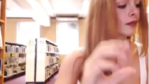 Похотливая крошка шалит в библиотеке