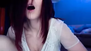 Черноволосая блядь Shy_jane страстно дрочит пизду