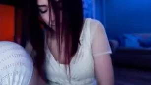 Черноволосая блядь Shy_jane страстно дрочит пизду