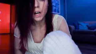 Черноволосая блядь Shy_jane страстно дрочит пизду