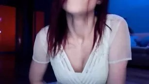 Черноволосая блядь Shy_jane страстно дрочит пизду