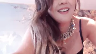 Симпатичная девушка Rh1kris демонстрируют шикарную попку