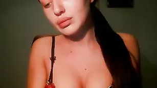 Ажурная брюнеточка blondbeauty сует пальчики в попец