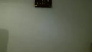 Ажурная брюнеточка blondbeauty сует пальчики в попец