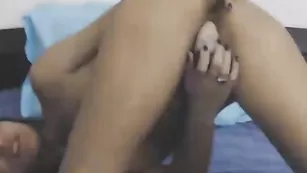 Пикантная брюнеточка Lissalovexx насыщенно дрочит свои дырочки