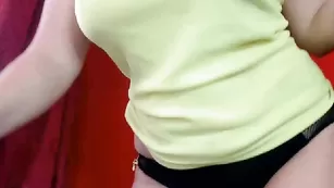 Темноволосая куколка Roxyallyours демонстрирует пышные формы