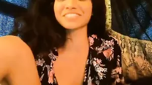 Горячая латиночка Mariexo нежно теребит письку