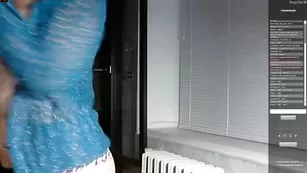 Смазливая курва Vitaminka25 показывает натуральные сиськи