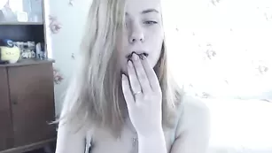 Красивая блонда Hottykissy33 демонстрирует большие сиськи