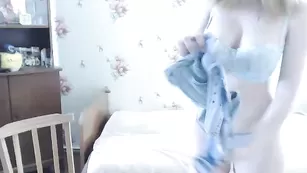 Красивая блонда Hottykissy33 демонстрирует большие сиськи