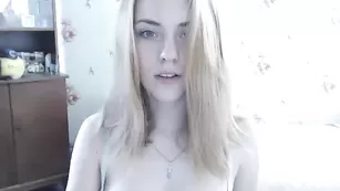 Красивая блонда Hottykissy33 демонстрирует большие сиськи