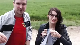 Очкастая брюнетка Koala221 трахается в пизду на природе