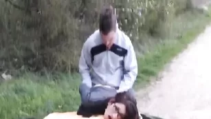 Очкастая брюнетка Koala221 трахается в пизду на природе