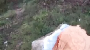 Очкастая брюнетка Koala221 трахается в пизду на природе