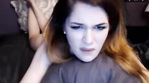 Похотливая красотка Evelynclaire трахает пизду фаллосом