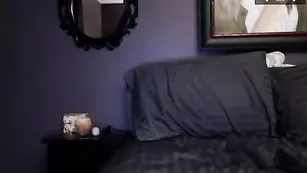 Похотливая красотка Evelynclaire трахает пизду фаллосом