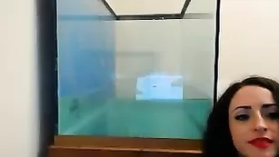 Шальная баба Itscleo смачно дрочит пизду