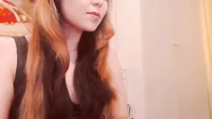 Строптивая телка Kari79 нежно наминает киску