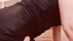 Строптивая телка Kari79 нежно наминает киску