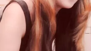 Строптивая телка Kari79 нежно наминает киску