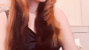 Строптивая телка Kari79 нежно наминает киску