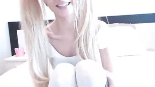 Похотливая сучка Secretgoddess0 смачно мастурбирует пизду