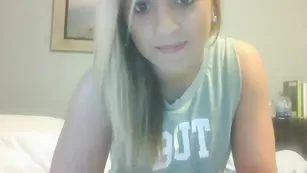 Сладкая штучка Sweeterthankiwi смачно дрочит пизду