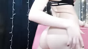 Развратная курва Butterybubblebutt смачно трахает анал