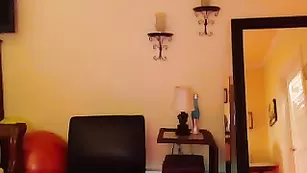 Смазливая брюнетка BellaBrookz эротично раздевается