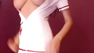 Блаженная медсестра SexySabotage снимает сексуальную униформу