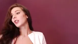 Блаженная медсестра SexySabotage снимает сексуальную униформу