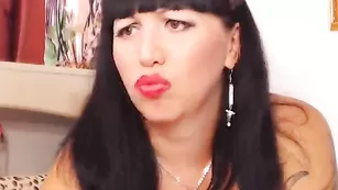 Сексапильная бабенка Imursecret дрочит пизду фаллосом