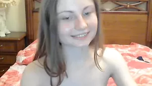 Молодая шмара ivanna20 снимает черные трусики